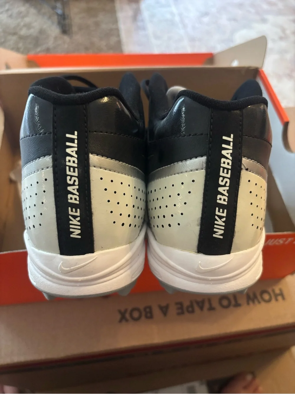Nike Men’s Black/White baseball Cleats